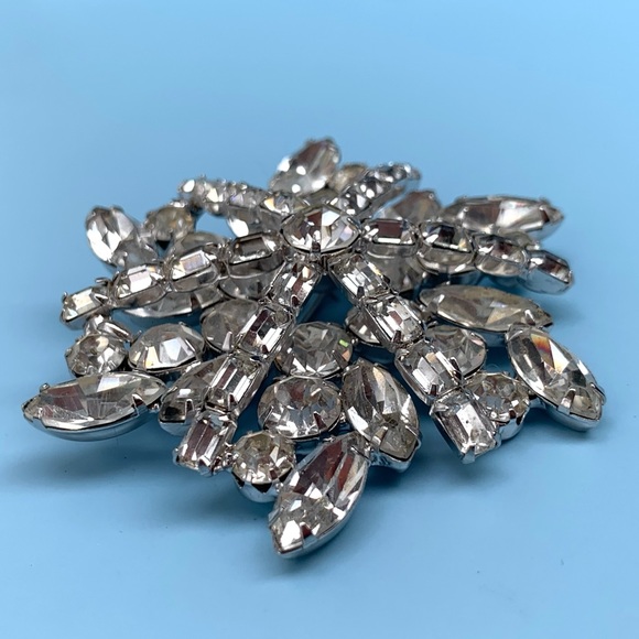 Kramer New York White Rhinestone Silver Tone Snowflake Brooch Pin - Picture 4 of 8